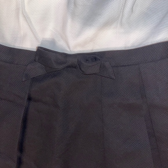 White and black dress with bow in front - Picture 2 of 6